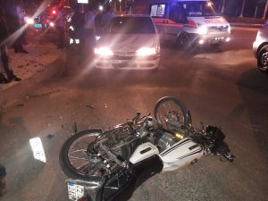 Otomobil ile motosiklet çarpıştı