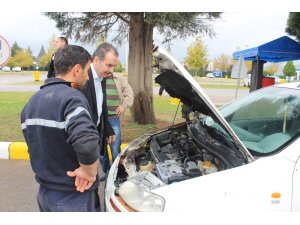 Kaldırıma çarparak yanan otomobili vatandaşlar söndürdü