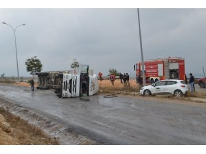 Devrilen talaş yüklü tır alev aldı