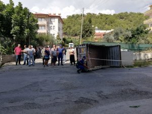 Kontrolden çıkan kamyon yayalara daldı: 3 yaralı