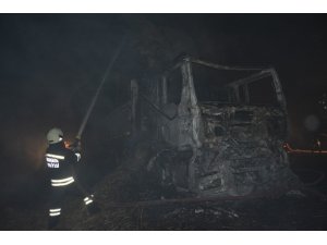 Seyir halindeki saman yüklü tır alev alev yandı