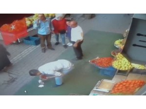 İş yerinin önünde para düşüren kişiyi arıyor
