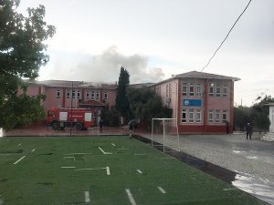 Okula yıldırım düştü