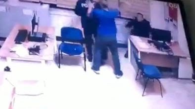 Konya'da teknisyen demir çubukla polisi yaraladı