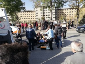 17 yaşındaki gencin kullandığı otomobil yayaya çarptı