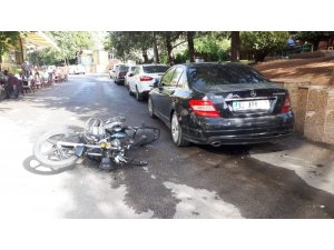 Motosiklet park halindeki otomobile çarptı: 1 yaralı