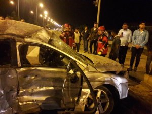 Saman yüklü tır otomobili biçti: 2 yaralı