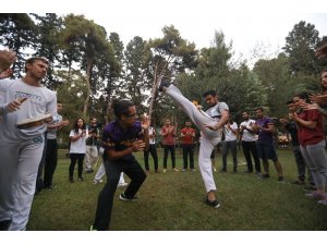 Bucalılar Capoeria savunma sanatı öğreniyor