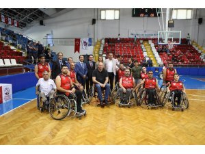 Eski milli basketbolculardan engellilere anlamlı destek