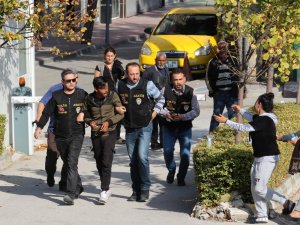 Kız arkadaşına laf atan kişiyi bıçaklayarak öldüren zanlı adliyede