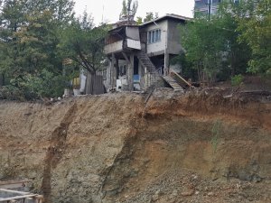 Temel kazısı yüzünden iki katlı evde yıkılma tehlikesi