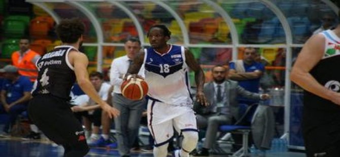 Dev adamlar galibiyetle başladı