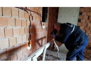 İnşaat halindeki binanın elektrik kabloları çalındı