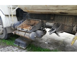 Park halindeki 3 hafriyat kamyonunun aküleri çalındı
