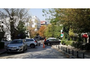 İran’ın Ankara Büyükelçiliğinin bulunduğu sokakta bomba ihbarı yapıldı. Polis elçilik çevresinde önlem aldı.