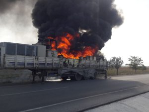 Seyir halindeki tırın dorsesi yandı