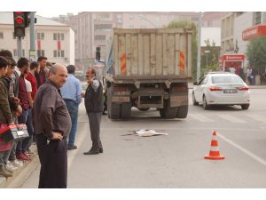 Kamyonun altında kalan yaşlı adam hayatını kaybetti