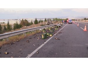 İçki yüklü tır yol kenarındaki araca çarptı: 2 yaralı