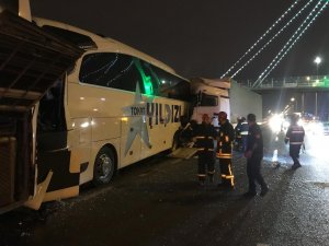 Kocaeli’de tır 2 yolcu otobüsüne çarptı: 1’i ağır 8 yaralı