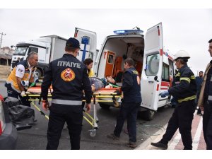 Minibüs ile otomobil çarpıştı; 1 yaralı