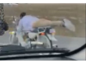 Motosiklet üzerinde tehlikeye rağmen akrobasi hareketler yaptı