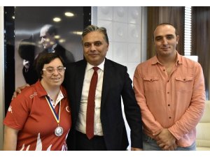Madalya sevincini Başkan Uysal’la paylaştı