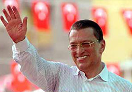 ONBAŞI MESUT'U KOLTUĞA OTURTAN