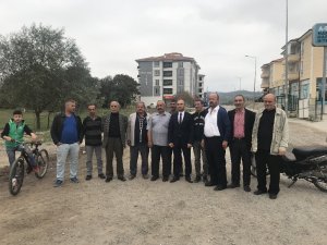 Kamyonların yollarını bozduğu vatandaşlar, yol kapattı