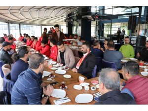 Meterisliler taraftarlar grubu Nevşehir Belediyesporlu futbolcularla kahvaltıda bir araya geldi