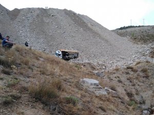 Hafriyat kamyonu yükünü boşaltırken uçurumdan yuvarlandı: 1 ölü