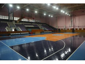 Yarım asırlık spor salonu yenilendi