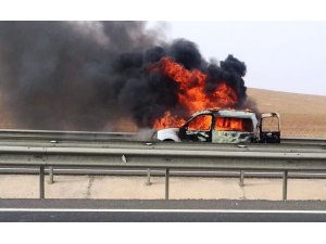 Şanlıurfa’da seyir halindeki otomobil alev alev yandı
