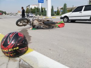 Otomobille çarpışan motosiklet sürücüsünü kaskı kurtardı
