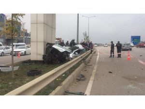 Otomobiliyle üst geçide çarpan kadın sürücü hayatını kaybetti
