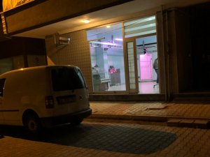 Akyazı’da ruhsatsız et deposuna baskın yapıldı