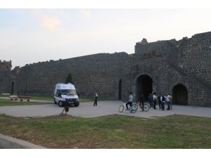 Hamile eşi ile gezerken surlardan düştü