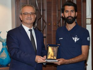 Özçelik’ten, TEKNOFEST’te başarı gösteren takımlara plaket