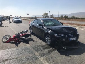 Otomobilin çarptığı motosikletli hayatını kaybetti