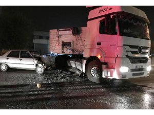Otomobil tıra çarptı: 4 yaralı