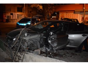 Kiraladığı araçla 2 direği yerinden söken sürücü ağır yaralandı
