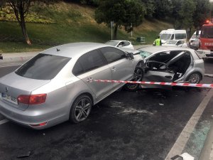 Kontrolden çıkan araç karşı şeritten gelen araca ok gibi saplandı
