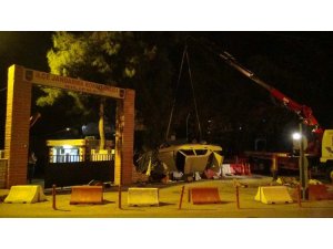 Otomobil jandarmanın nöbetçi kulübesine girdi