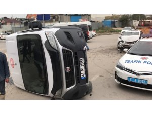 Otomobille çarpışan işçi servisi devrildi: 16 yaralı