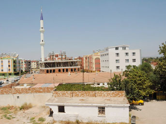 Caminin yanında genelev olur mu?