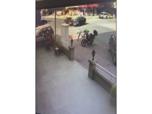 Kavşakta meydana gelen kaza güvenlik kamerasına yansıdı
