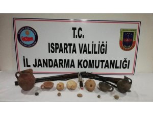 Isparta’da Tunç Çağı’na ait 12 parça tarihi eser ele geçirildi