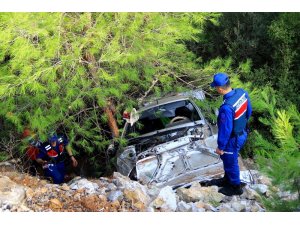 Hurdaya dönen araçtan yaralı kurtuldu
