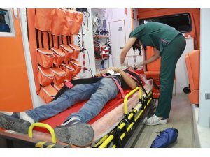 Minibüs ile motosiklet çarpıştı: 2 yaralı