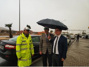 Kaymakam Düzgün’den görev başındaki trafik polislerine ziyaret