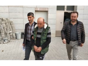 Hakkında 10 yıl hapis cezası bulunan şahıs sahilde içki içerken yakalandı